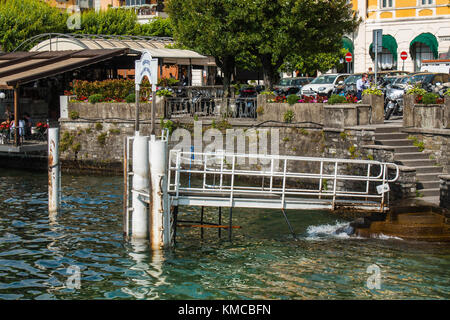 Blick auf die Küste der Stadt Bellagio am Comer See, Italien. Region Lombardei. italienische Landschaft Stadt mit Fähre, Wassertaxi Docks. Stockfoto