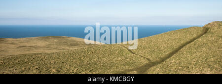 Landschaft Panorama Panoramablick auf das grüne Gras Hügel auf dem Berg des Great Orme in Llandudno, Wales. Stockfoto