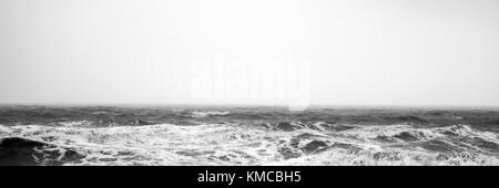 Schwarz-weiß-Kontrast Meerblick seascape der weißen Wellen bei Blackpool, Großbritannien, von der Promenade Stockfoto