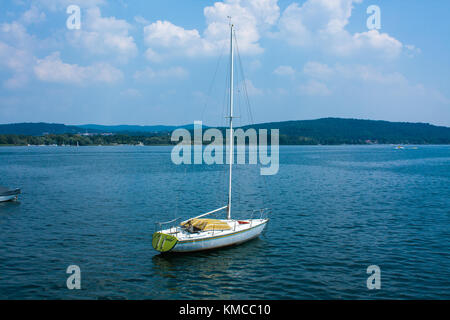 Yachtcharter schwimmend auf dem Wasser auf dem See Stockfoto