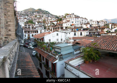 Taxco, Guerrero, Mexiko - 2017: Panoramablick auf das historische Zentrum, in dem die traditionellen weißen Häuser mit roten Ziegeldächern. Stockfoto