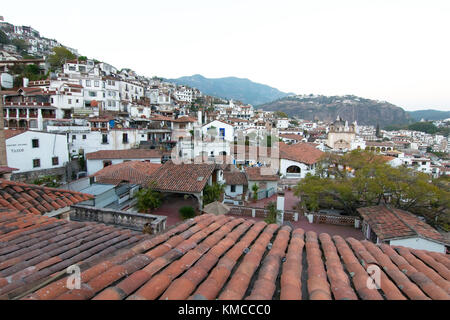 Taxco, Guerrero, Mexiko - 2017: Panoramablick auf das historische Zentrum, in dem die traditionellen weißen Häuser mit roten Ziegeldächern. Stockfoto