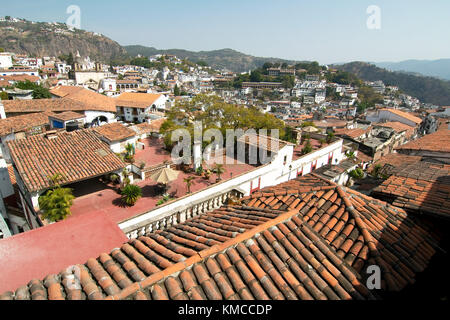 Taxco, Guerrero, Mexiko - 2017: Panoramablick auf das historische Zentrum, in dem die traditionellen weißen Häuser mit roten Ziegeldächern. Stockfoto