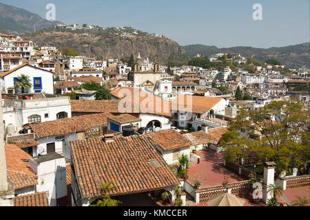 Taxco, Guerrero, Mexiko - 2017: Panoramablick auf das historische Zentrum, in dem die traditionellen weißen Häuser mit roten Ziegeldächern. Stockfoto