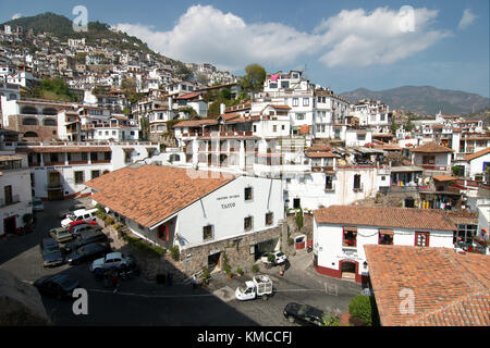 Taxco, Guerrero, Mexiko - 2017: Panoramablick auf das historische Zentrum, in dem die traditionellen weißen Häuser mit roten Ziegeldächern. Stockfoto