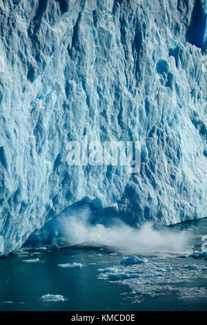 Eis brechen das Terminal Gesicht des Gletschers Perito Moreno, Parque Nacional Los Glaciares (World Heritage Area), Patagonien, Argentinien, Südamerika Stockfoto