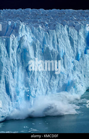 Eis brechen das Terminal Gesicht des Gletschers Perito Moreno, Parque Nacional Los Glaciares (World Heritage Area), Patagonien, Argentinien, Südamerika Stockfoto