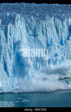 Eis brechen das Terminal Gesicht des Gletschers Perito Moreno, Parque Nacional Los Glaciares (World Heritage Area), Patagonien, Argentinien, Südamerika Stockfoto