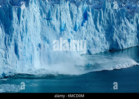 Eis brechen das Terminal Gesicht des Gletschers Perito Moreno, Parque Nacional Los Glaciares (World Heritage Area), Patagonien, Argentinien, Südamerika Stockfoto