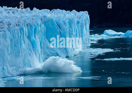 Eis brechen das Terminal Gesicht des Gletschers Perito Moreno, Parque Nacional Los Glaciares (World Heritage Area), Patagonien, Argentinien, Südamerika Stockfoto