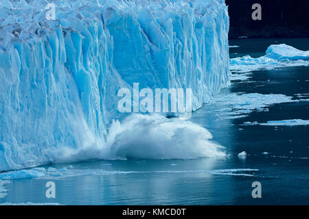 Eis brechen das Terminal Gesicht des Gletschers Perito Moreno, Parque Nacional Los Glaciares (World Heritage Area), Patagonien, Argentinien, Südamerika Stockfoto