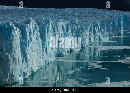 Terminal Gesicht des Gletschers Perito Moreno, und der Lago Argentino, Parque Nacional Los Glaciares (World Heritage Area), Patagonien, Argentinien, Südamerika Stockfoto