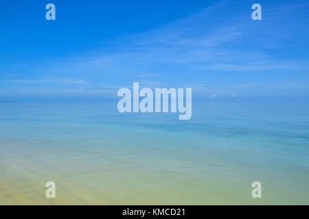 Schöne thailand Sandstrand und den tropischen Meer in einem klaren, blauen Himmel Tag, Koh Samui Stockfoto