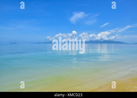 Schöne thailand Sandstrand und den tropischen Meer in einem klaren, blauen Himmel Tag, Koh Samui Stockfoto