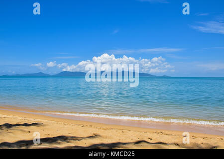 Schöne thailand Sandstrand und den tropischen Meer in einem klaren, blauen Himmel Tag, Koh Samui Stockfoto