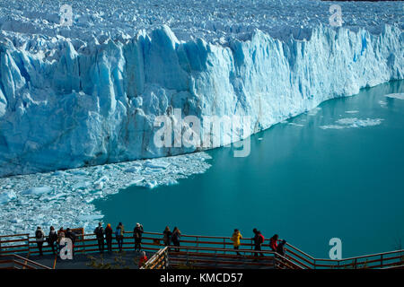 Touristen auf Gehweg und Perito Moreno Gletscher, Parque Nacional Los Glaciares (World Heritage Area), Patagonien, Argentinien, Südamerika Stockfoto