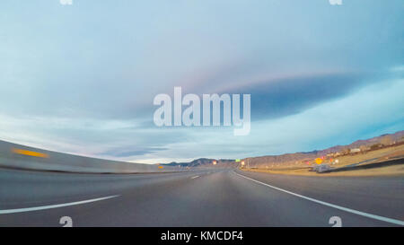 POV point of view - Fahren von Westen auf der Autobahn 470 Bei er Anfang des Winters. Stockfoto