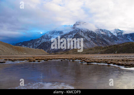 Eingefrorene Strom nahe Gangotri Gletscher, Uttarakhand, Indien Stockfoto