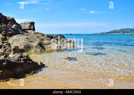 Schöne seascape der felsigen Küste Sandstrand in Koh Samui, Thailand Stockfoto