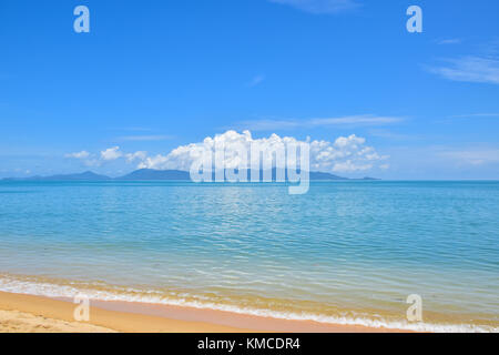 Schöne thailand Sandstrand und den tropischen Meer in einem klaren, blauen Himmel Tag, Koh Samui Stockfoto