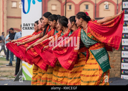 Gruppe von Mädchen aus Nord-östlichen Staaten tanzen in einer Reihe ethnischer Kleider tragen. Stockfoto