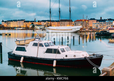 Helsinki, Finnland. marine Boot, Motorboot in Abend Beleuchtung am Pier. Stockfoto