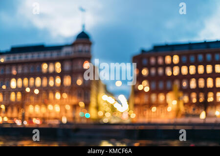 Helsinki, Finnland. abstrakten verwischt Bokeh boke Hintergrund der Kreuzung der pohjoisranta und kirkkokatu Straße am Abend oder in der Nacht die Beleuchtung. Stockfoto