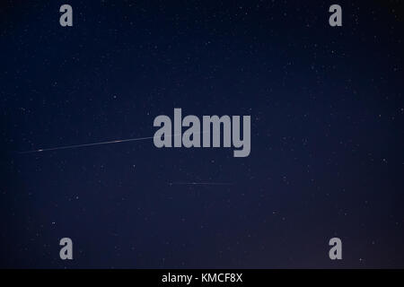 Zwei meteoric Titel in der Blauen Nacht Sternenhimmel Hintergrund. Natürliche leuchtenden Sternen und Meteoriten Spuren. Stockfoto