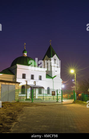 Gomel, Belarus. Kirche des Hl. Nikolaus des wonderworker in der Beleuchtung am Abend oder in der Nacht beleuchtung. orthodoxen Kirche von St. nikolaya chudotvortsa Stockfoto