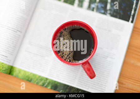 Kaffee in rot Schale und die Zeitung Stockfoto