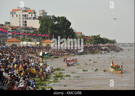 Phnom Penh, Kambodscha. 3. November 2017. Phnom Penh feiert Bon Om Touk, der Kambodschanischen Water Festival, w/longboat Racing. Credit: Kraig Lieb Stockfoto