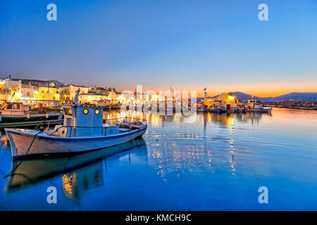 Den Sonnenuntergang am Hafen von Naoussa auf der Insel Paros, Griechenland Stockfoto