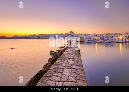 Der Sonnenaufgang am Hafen von Naoussa auf der Insel Paros, Griechenland Stockfoto