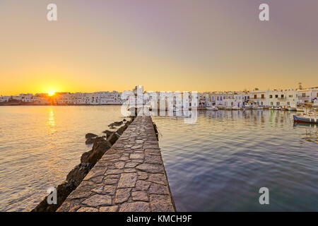 Der Sonnenaufgang am Hafen von Naoussa auf der Insel Paros, Griechenland Stockfoto