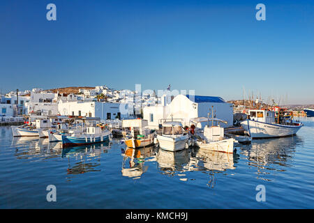 Boote im Hafen von Naoussa auf der Insel Paros, Griechenland Stockfoto