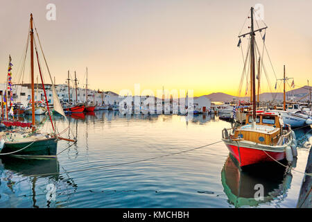 Den Sonnenuntergang am Hafen von Naoussa auf der Insel Paros, Griechenland Stockfoto