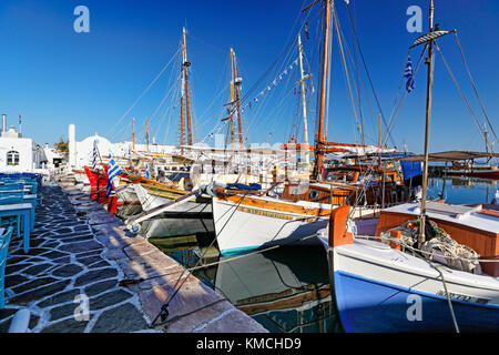 Boote im Hafen von Naoussa auf der Insel Paros, Griechenland Stockfoto