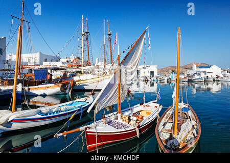 Boote im Hafen von Naoussa auf der Insel Paros, Griechenland Stockfoto