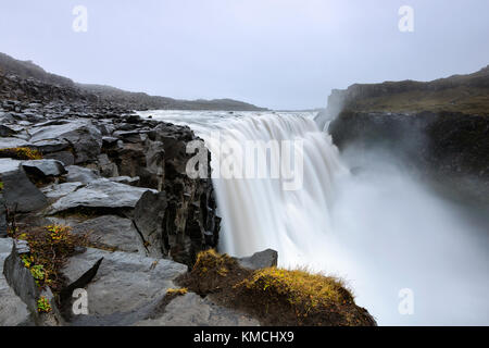 Dettifoss ist ein Wasserfall im Nationalpark Vatnajökull in Island, und ist der mächtigste Wasserfall Europas. wunderschöne Landschaft bei Sonnenaufgang. Stockfoto