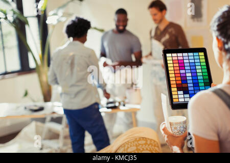 Junge Frau mit digitalen Tablet-Anzeige digitale Farben, Malerei im Wohnzimmer Stockfoto