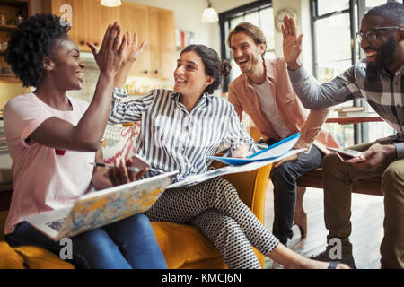 Kreative Geschäftsleute, die sich in Meetings sehr gut auskennen Stockfoto