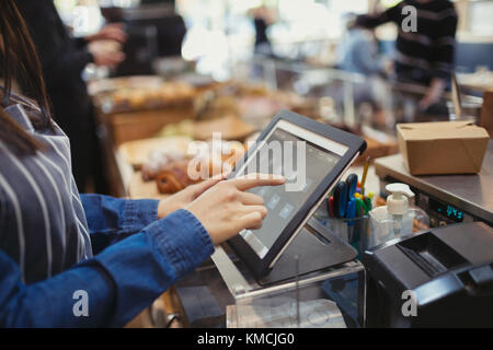 Kassierer mit Touchscreen-Kasse im Café Stockfoto