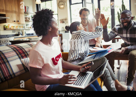 Kreative Geschäftsleute, die sich in Meetings sehr gut auskennen Stockfoto
