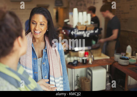 Freundinnen reden im Café Stockfoto