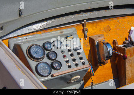 Helm eines Bootes, vintage Holz- Navigationsbereich. Stockfoto