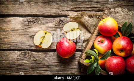 Frische rote Äpfel in Holzkiste. Auf hölzernen Hintergrund. top View Stockfoto