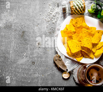 Bier. Bier und Chips auf alten Stein Hintergrund. top View Stockfoto