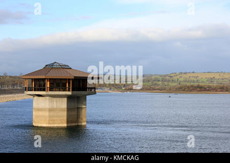 Control Tower auf einem herbstlichen Tag an Carsington Water Stockfoto