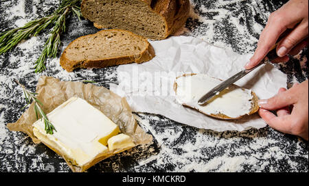 Die zustimmen Brot mit Butter auf einem Brett mit Mehl. Stockfoto