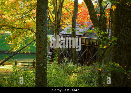 Historische Mabry Mill unter den bunten Bäume im Herbst entlang der Blue Ridge Parkway, Virginia versteckt. Stockfoto